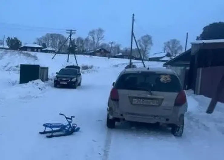 В Красноярском крае женщина-водитель «Тойоты» наехала на снегокат с 11-летним мальчиком