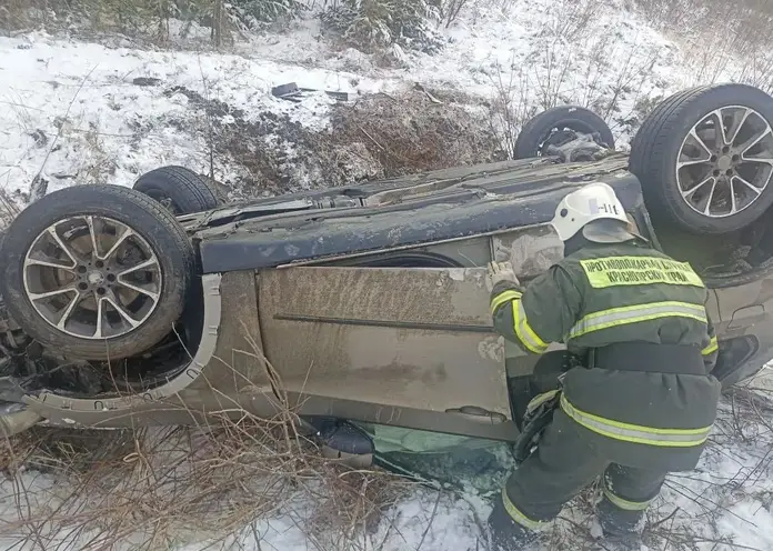 В Емельяновском районе автомобиль съехал в кювет из-за гололёда