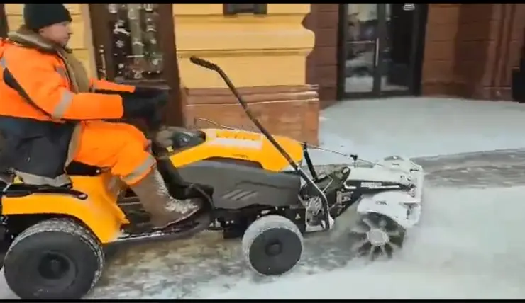 В Красноярске тестируют новую самоходную технику для уборки тротуаров