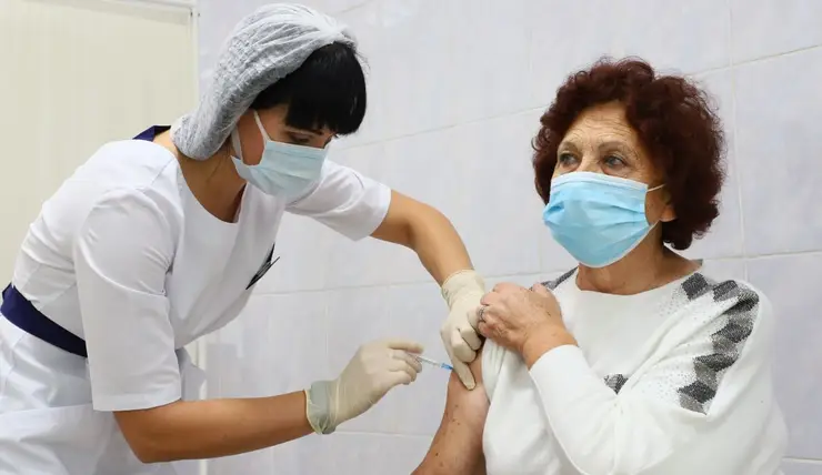 Почти половину прививок от коронавируса поставили жителям Красноярского края старше 60 лет