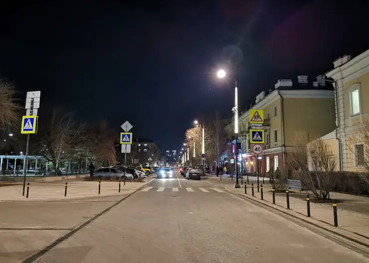 В Красноярске на отремонтированной улице Красной Армии включили подсветку