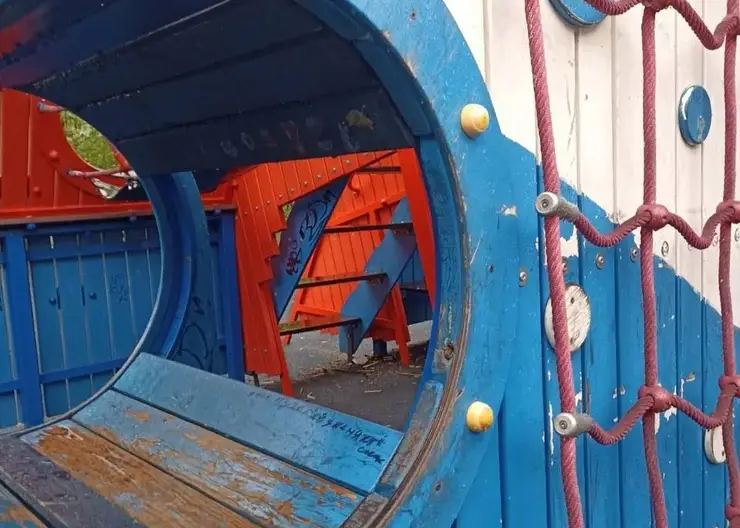 В Красноярске в сквере «Юнга» починили детскую площадку