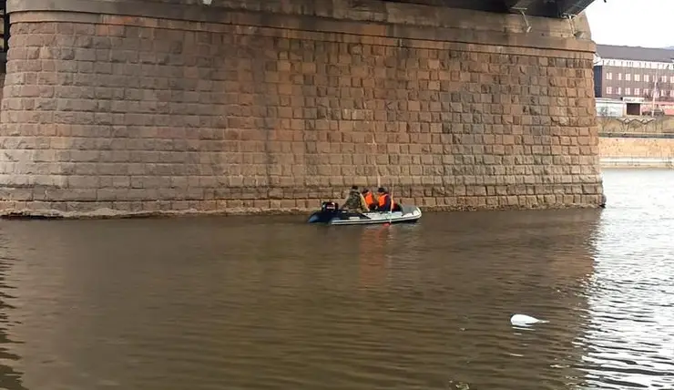 В Красноярске водолазы проверяют опоры Коммунального моста