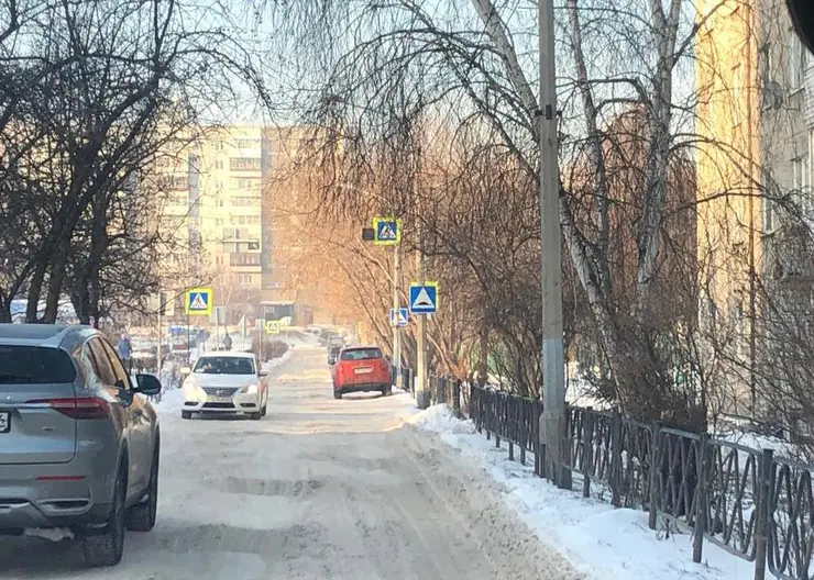 В Красноярске водителей попросили не парковать машины на ул. Менжинского ночью 2 февраля