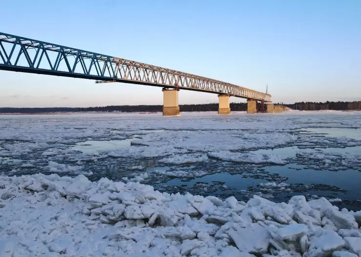 Строители монтируют последний пролет Высокогорского моста в Красноярском крае
