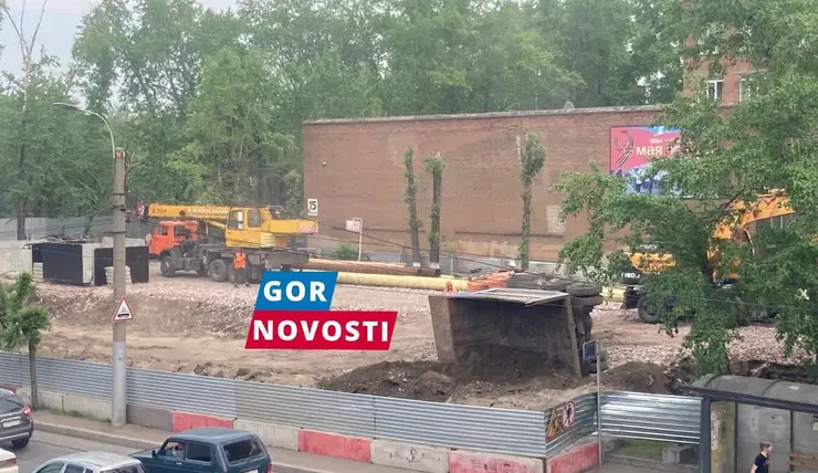 В Красноярске на стройплощадке возле монтажного колледжа перевернулся самосвал с грунтом