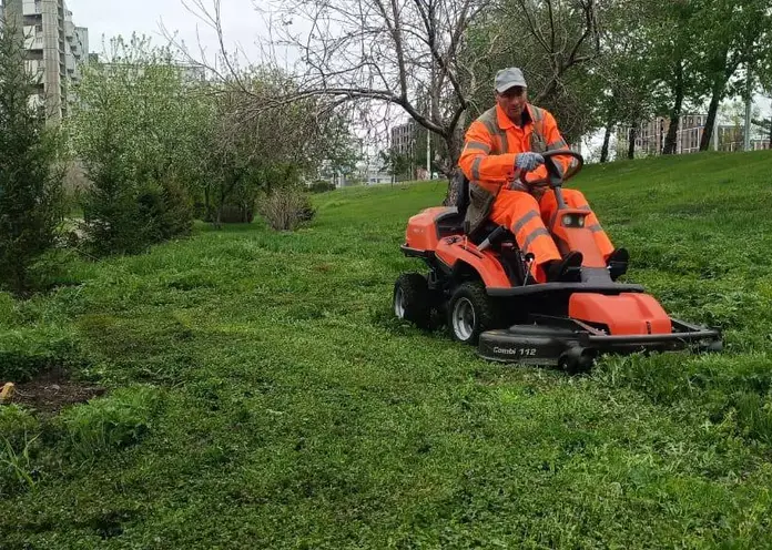 В Красноярске райдеры начали косить траву