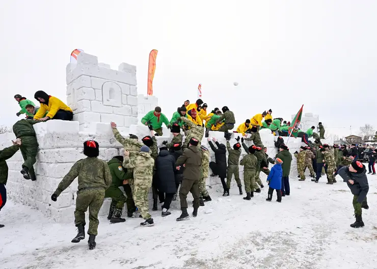 Более 10 тысяч человек посетили взятие снежного городка в Сухобузимском