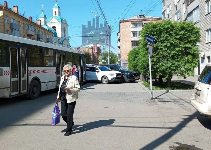 В центре Красноярска автобус столкнулся с пятью припаркованными машинами