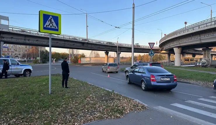 В Красноярске водитель «Ниссан» сбил троих подростков на пешеходном переходе