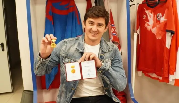 Красноярский хоккеист Сергей Ломанов получил медаль командора Резанова