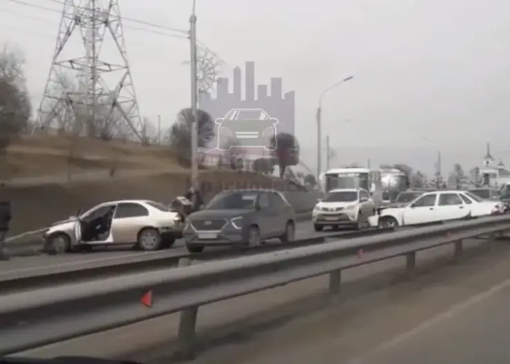 В Красноярске из-за аварии на Игарской перекрыты две полосы движения