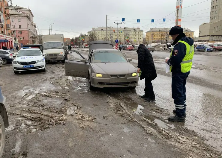 Красноярским водителям напоминают о штрафах за грязные номера и фары