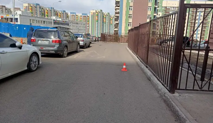 В Красноярске водитель во дворе сбил школьницу