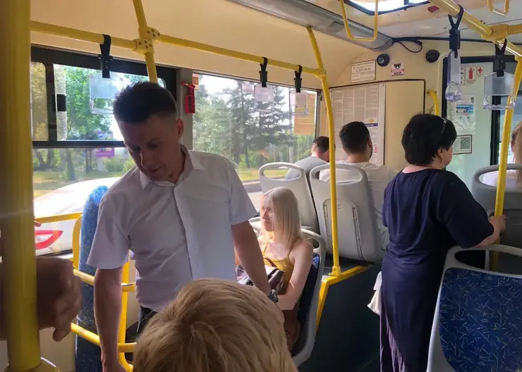 В Красноярске один из автобусов № 30 чуть не сняли с линии из-за грязи в салоне