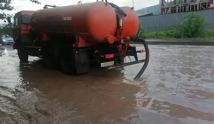 В Красноярске  откачали больше 200 кубометров воды с улиц и дорог