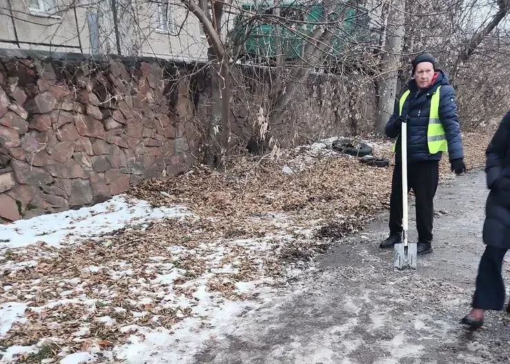 В Красноярске дорожники борются с гололедицей на улицах