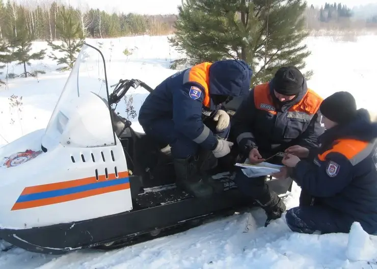 Под Красноярском спасатели эвакуировали женщину с гипертоническим кризом на снегоходе