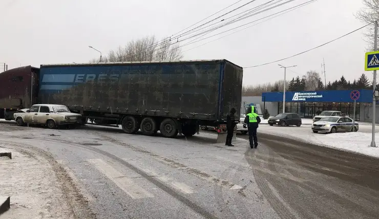 В аварии с грузовиком на Пограничников в Красноярске пострадал 15-летний водитель