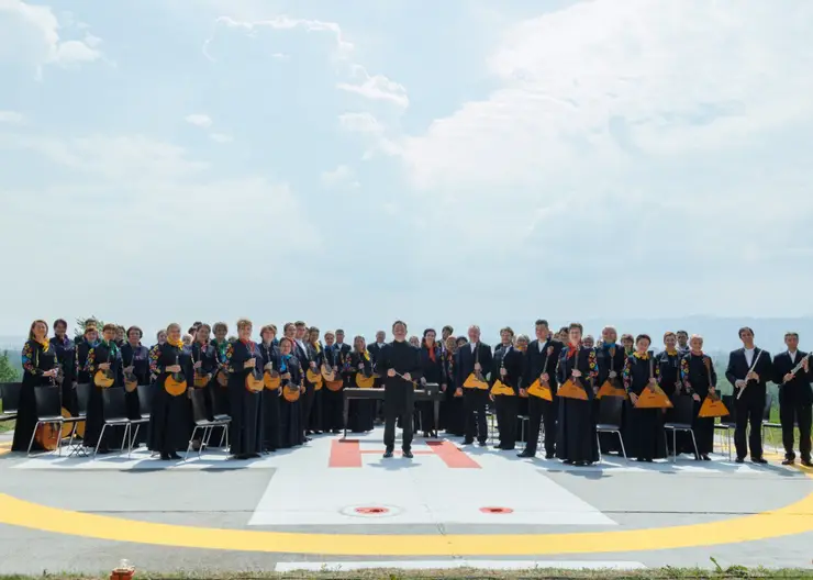 Оркестр Красноярской филармонии выступил для медработников на вертолетной площадке