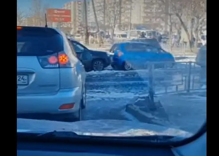 В Красноярске талыми водами затопило проезжую часть на перекрестке 9 Мая – Шумяцкого