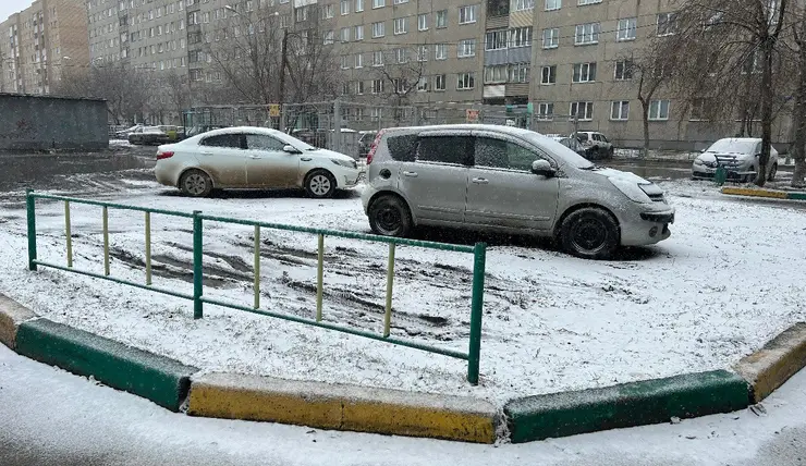 В Свердловском районе Красноярска любителей парковаться на газонах оштрафовали почти на 1 млн рублей