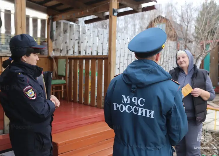 Жителей частного сектора Свердловского района учат правилам пожарной безопасности