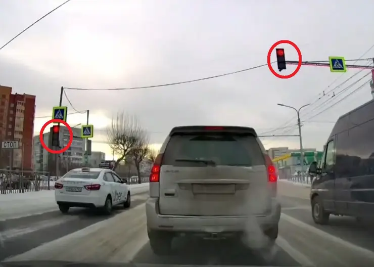 В Красноярске таксист отвлекся на пассажирку и проехал на красный