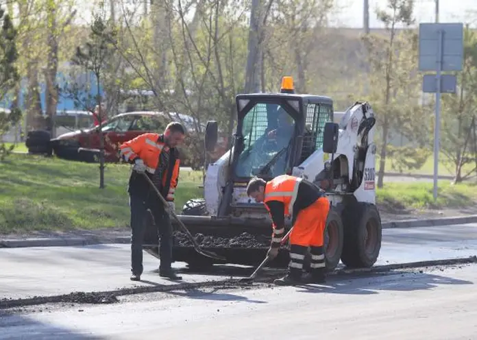 В Красноярске на развязке в Николаевке укладывают бордюры