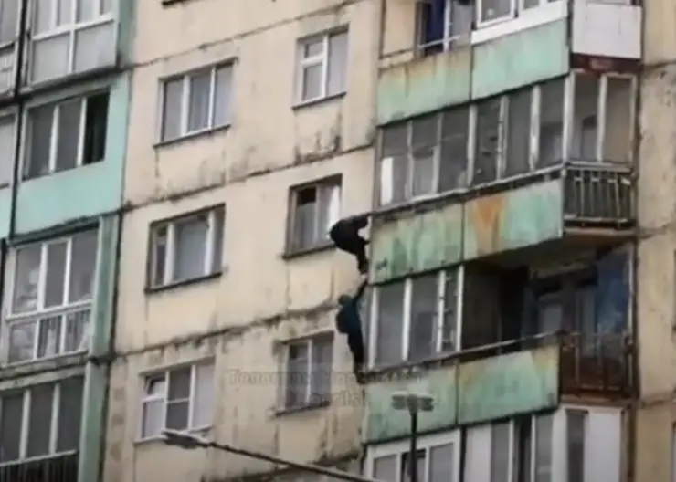 Двое мужчин в Норильске не смогли выйти из квартиры и спускались по балконам