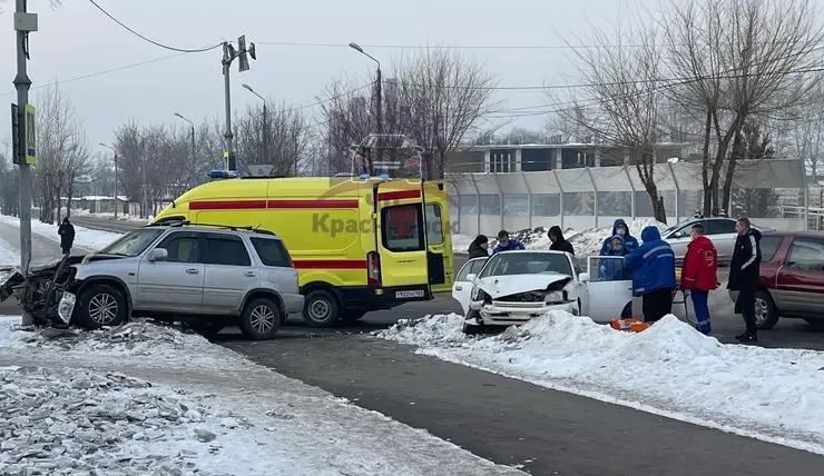 В Красноярске в аварии около лицея № 12 пострадала женщина