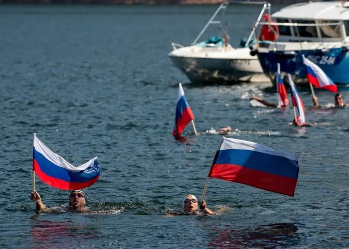 В Красноярске завершен трехдневный заплыв ко Дню российского флага