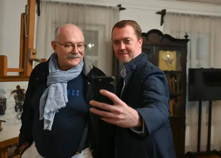 Кинорежиссер Никита Михалков посетил усадьбу Василия Сурикова в Красноярске