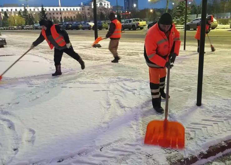 В Красноярске сделают упор на уборке лестниц и тротуаров от снега