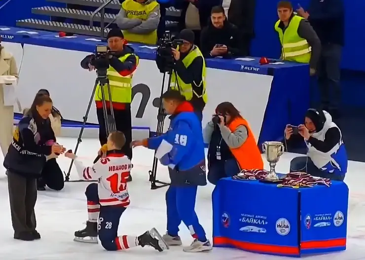 Хоккеист «Енисея-2» сделал предложение своей девушке после победы на чемпионате