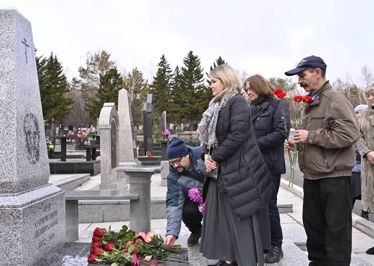 В Красноярске на могиле архитектора Арэга Демирханова установили памятник по его эскизу