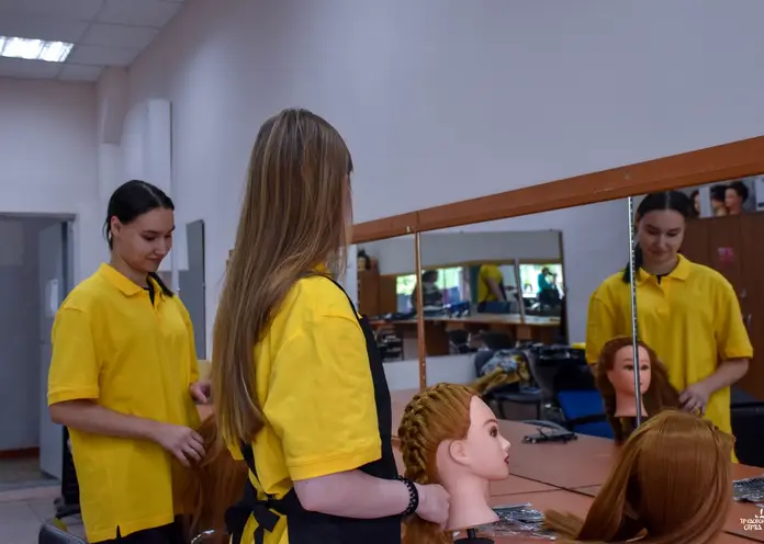 В Красноярске студенты-парикмахеры помогут пожилым людям выглядеть красиво