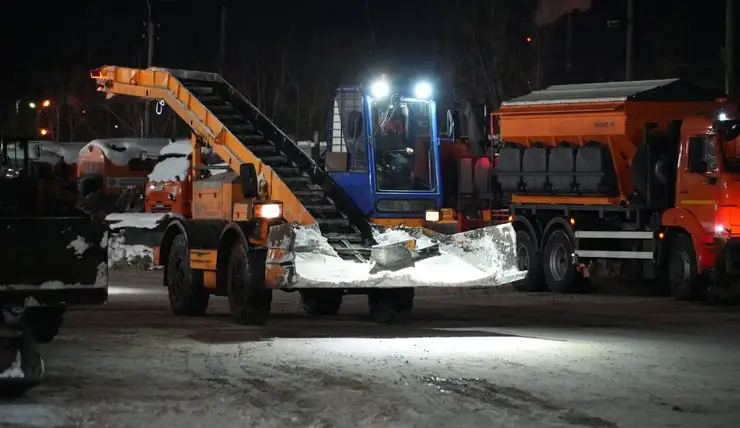 В Красноярске на борьбу со снегом с утра вышли 137 единиц техники