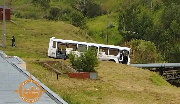 В Красноярске автобус № 63 чуть не сорвался с обрыва