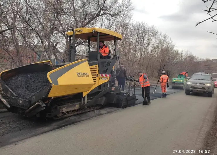 В Красноярске дорожники уложили первую тысячу квадратных метров асфальта в 2023 году