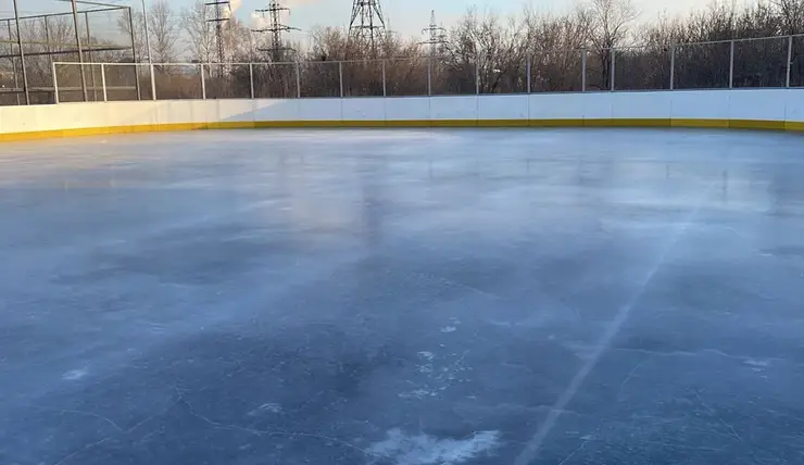 В Красноярске начали заливать лед на спортплощадках во дворах