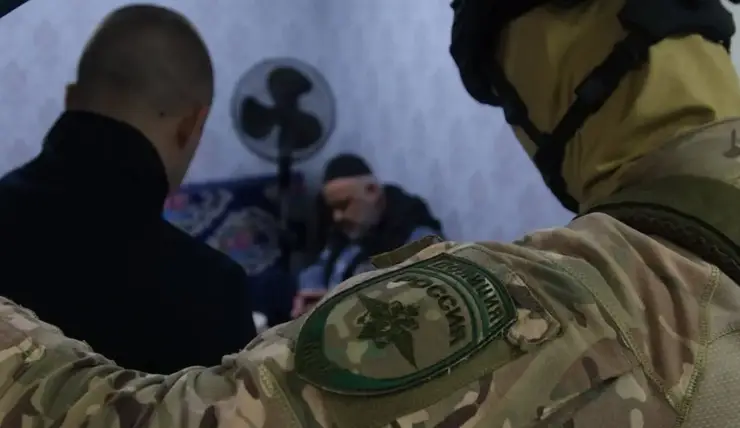 В Красноярске после рейда на рынке КрасТЭЦ два мигранта получили повестки в военкомат
