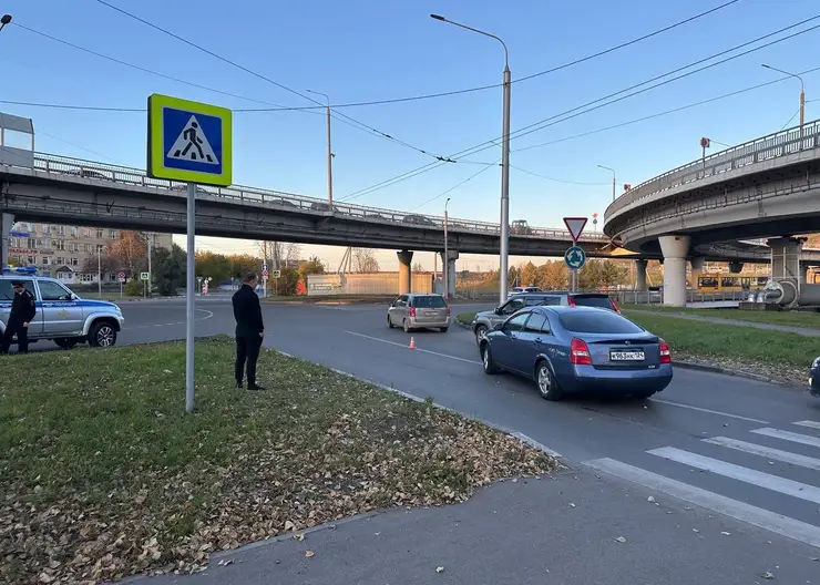 В Красноярске водитель «Ниссан» сбил троих подростков на пешеходном переходе