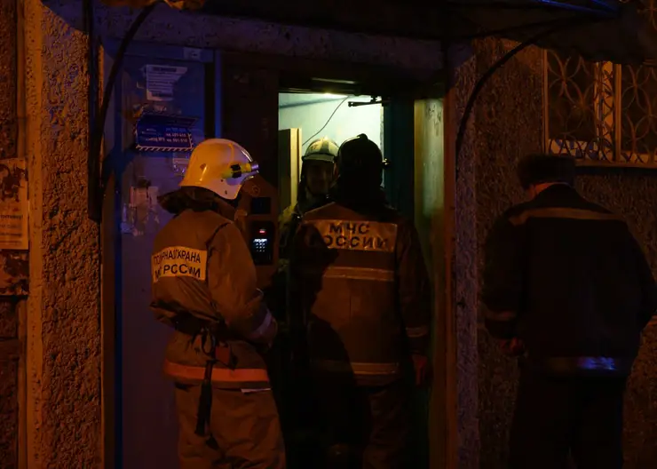 В Красноярске в мкр. Пашенный горит частный дом