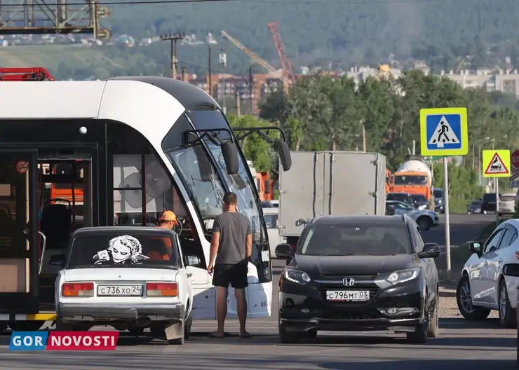На Затонской в Красноярске парализовало движение из-за аварии с трамваем