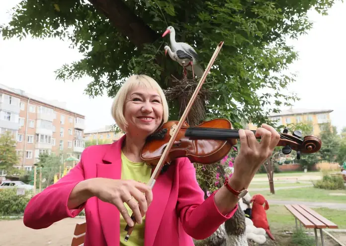 Артистка симфонического оркестра вырастила самую красивую клумбу в Ленинском районе Красноярска