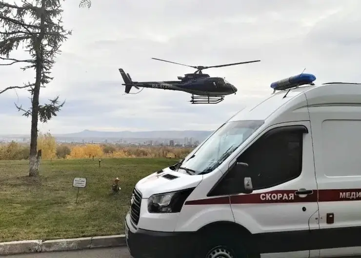 Жителя Красноярского края после падения на камни пришлось эвакуировать из тайги на вертолете