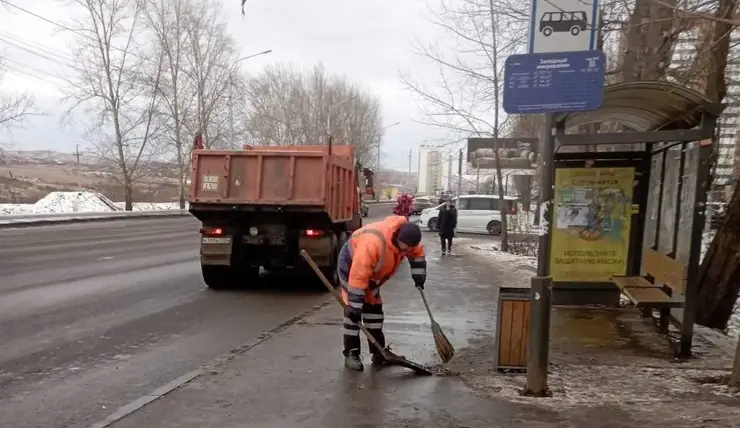 В Красноярске 13 ноября улицы города убирают 255 рабочих и 111 единиц техники