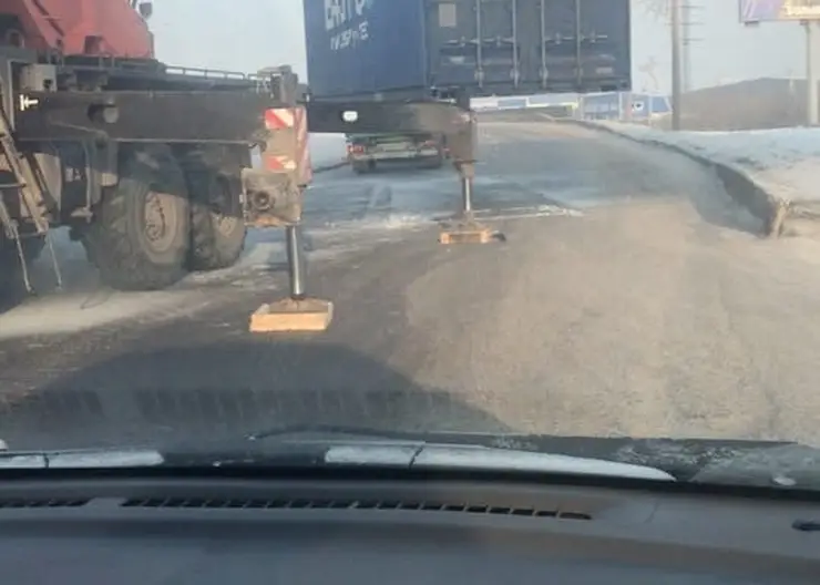 В Красноярске на проспекте Котельникова на дорогу упал контейнер
