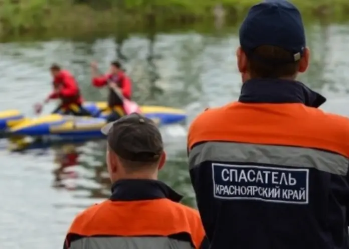 В Красноярском крае спасатели на лодке доставили к врачам заболевшего ребенка и беременную женщину